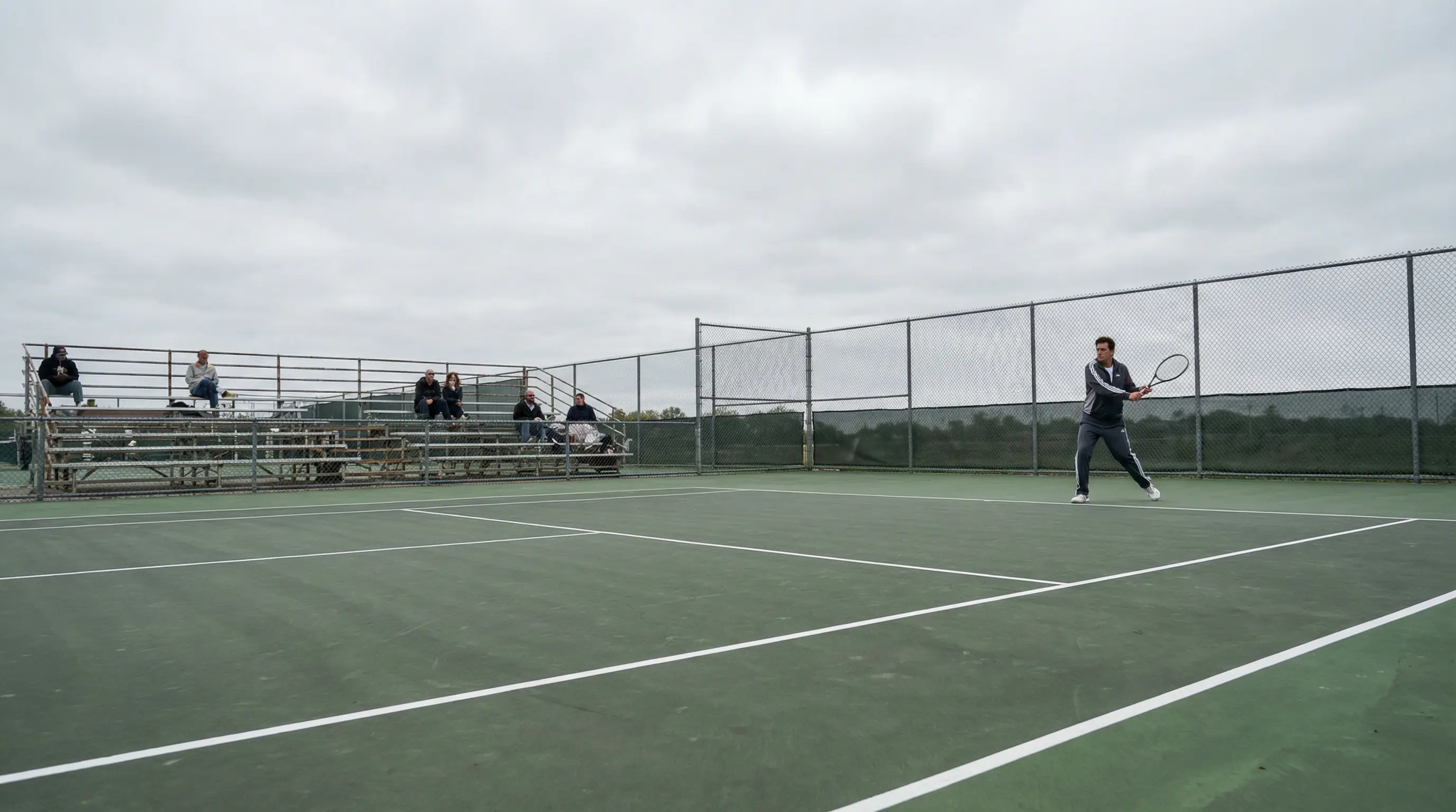 Pista de tenis de un torneo Challenger con gradas pequeñas y pocos espectadores