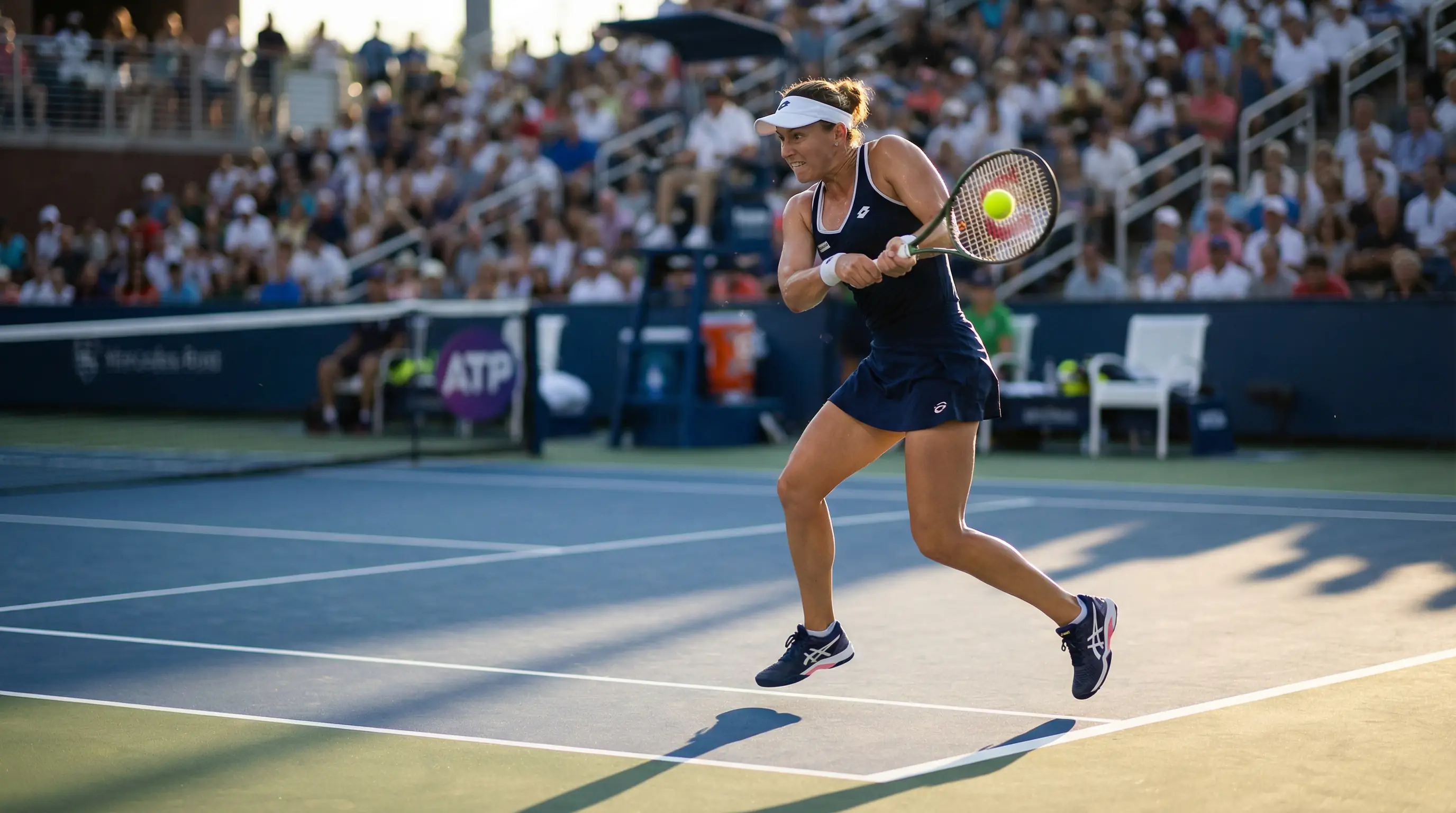 Tenista profesional femenina golpeando un revés en un partido del circuito WTA sobre pista dura