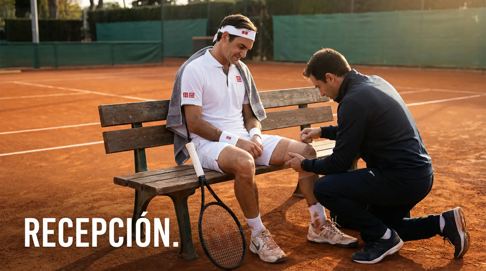 Tenista sentado en el banquillo de una pista de tenis con una venda en la rodilla recibiendo atención médica